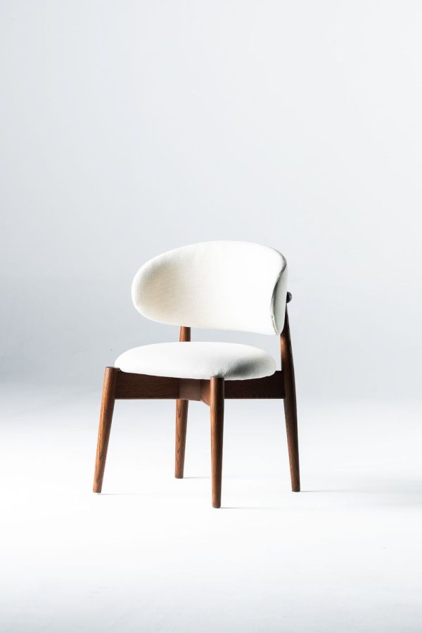 كرسي طعام عصري بمسند ظهر منحني